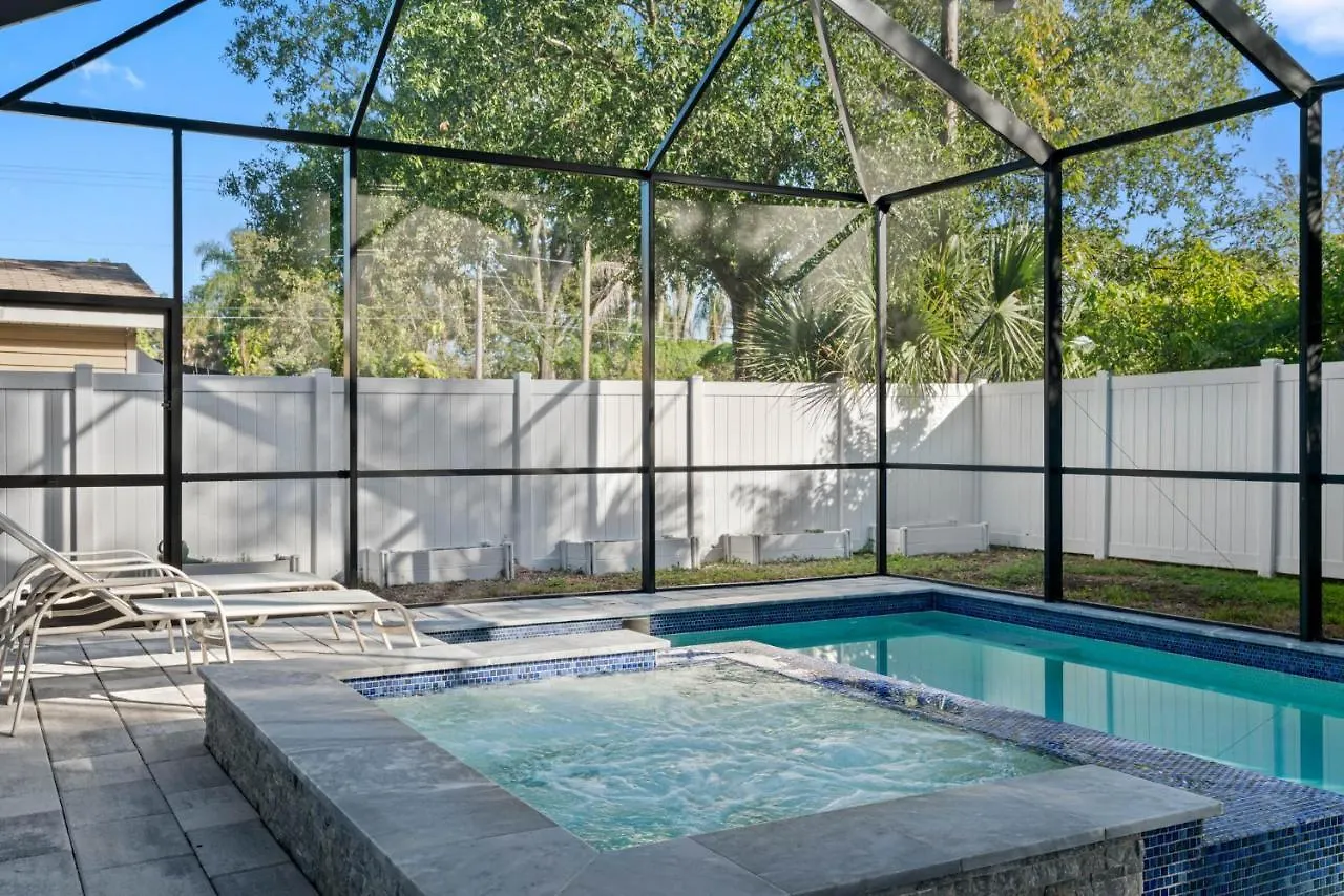 Вилла Stylish Luxury Retreat Heated Pool & Hot Tub Тампа Дом отдыха