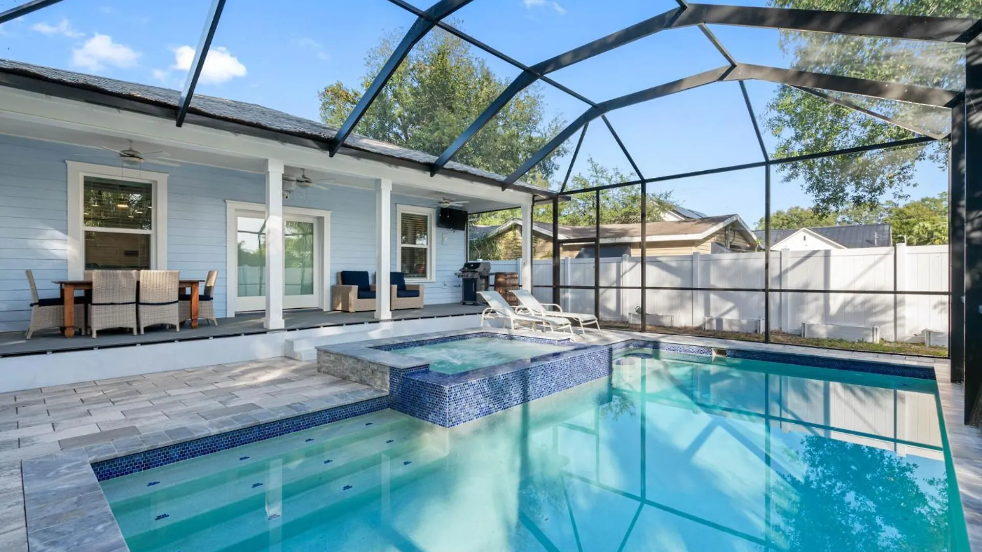 Дом отдыха Вилла Stylish Luxury Retreat Heated Pool & Hot Tub Тампа